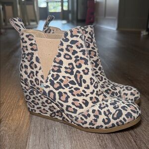 Tom’s Women’s Leopard Ankle Bootie with Wedge Heel Size 5.5